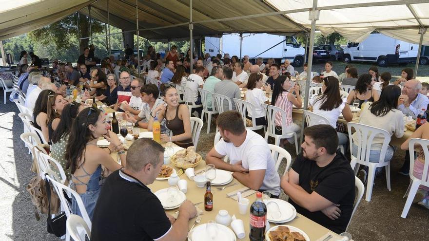 Rellas y Donramiro se sientan a la mesa