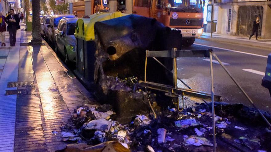 Dos de los contenedores quemados en la avenida Primero de Mayo.