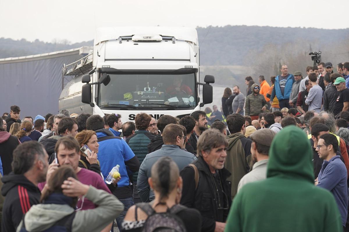 Un camió aturat per les protestes dels pagesos el febrer del passat 2024.