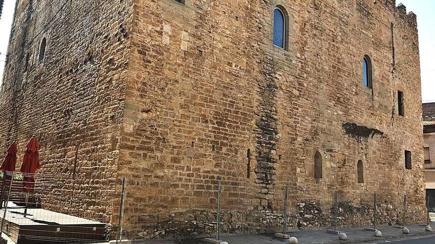 Les façanes més afectades són les que donen al carrer Cavallers i del Bisbe.