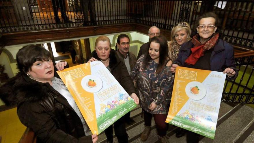 Tamara Argüelles, en el centro, junto a los organizadores de la celebración, ayer.