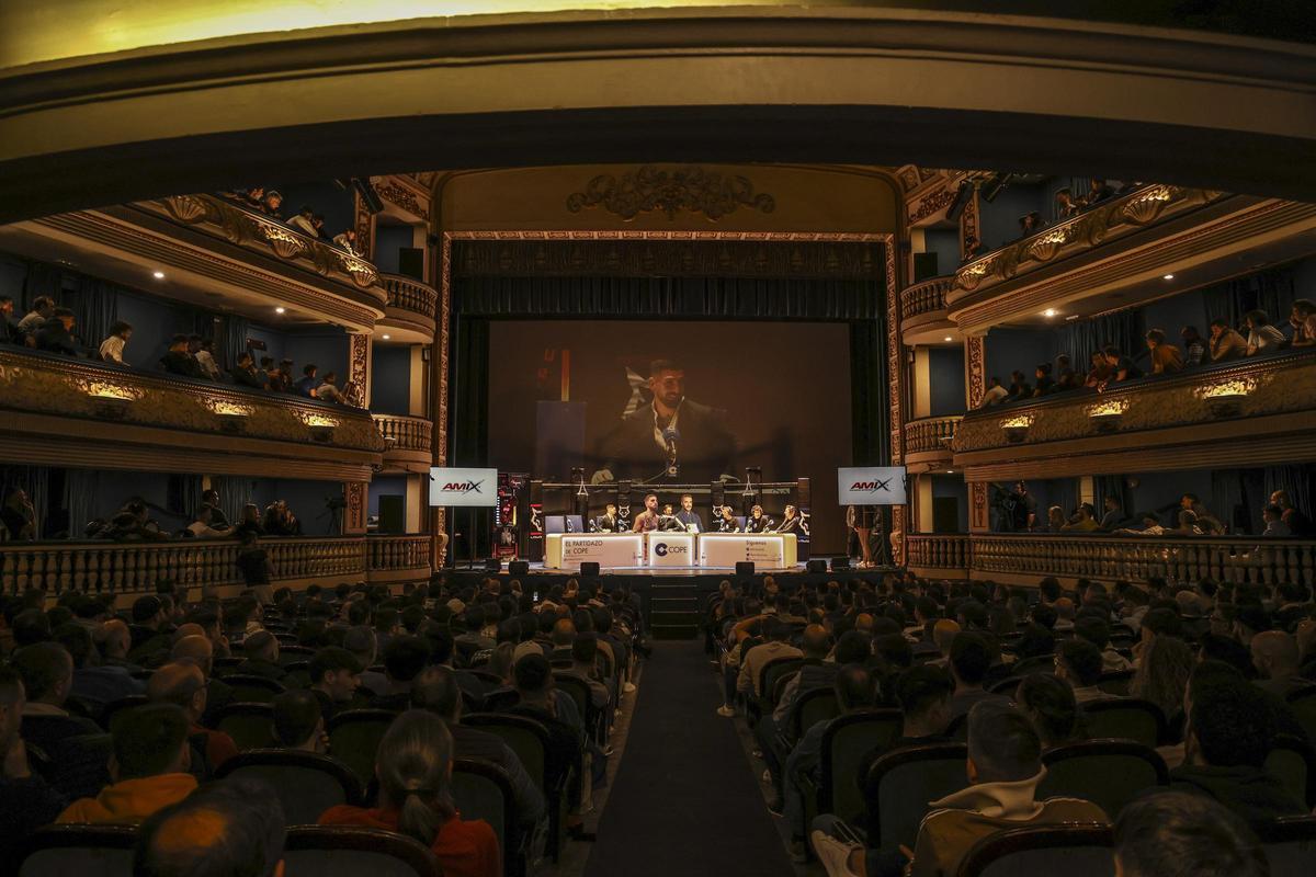 Imagen del Teatro Principal durante el evento con Topuria