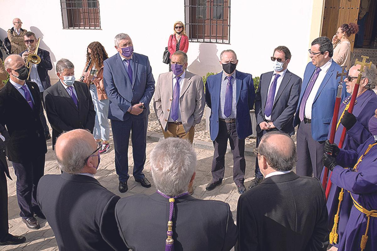 INTERPRETACIÓN MUSICAL MÚSICOS Y CANTORES DEL CORO DE CAPILLA, DURANTE UNA ACTUACIÓN.