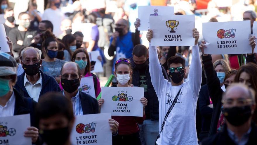 Diversos manifestants mostren pancartes a la plaça de Sant Jaume