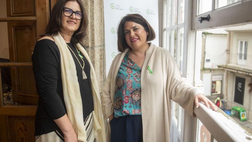 Luz Campello, responsable de Trabajo Social del área sanitaria de A Coruña y Cee, y Katy Gutiérrez, psicóloga de la Junta Provincial de la AECC, en la sede coruñesa de esta entidad. | | CASTELEIRO/ROLLER AGENCIA