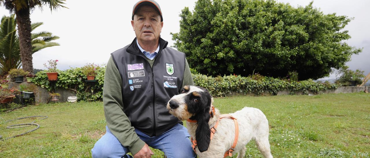 Antonio Sánchez con Chico, na súa vivenda de Siador.