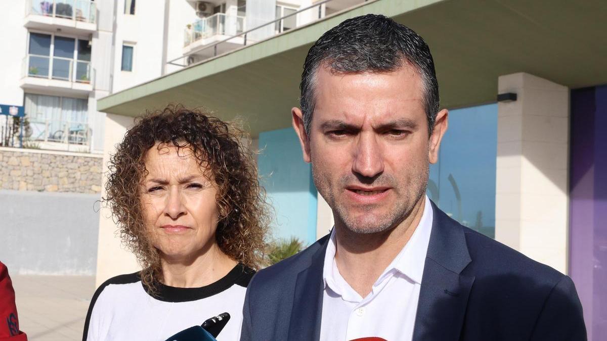 El alcalde de Sant Antoni, Marcos Serra, y la concejala de Seguridad, Neus Mateu