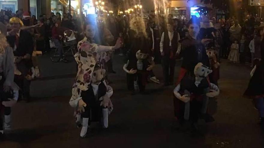 Cangas de Onís se echa a la calle para celebrar el Antroxu