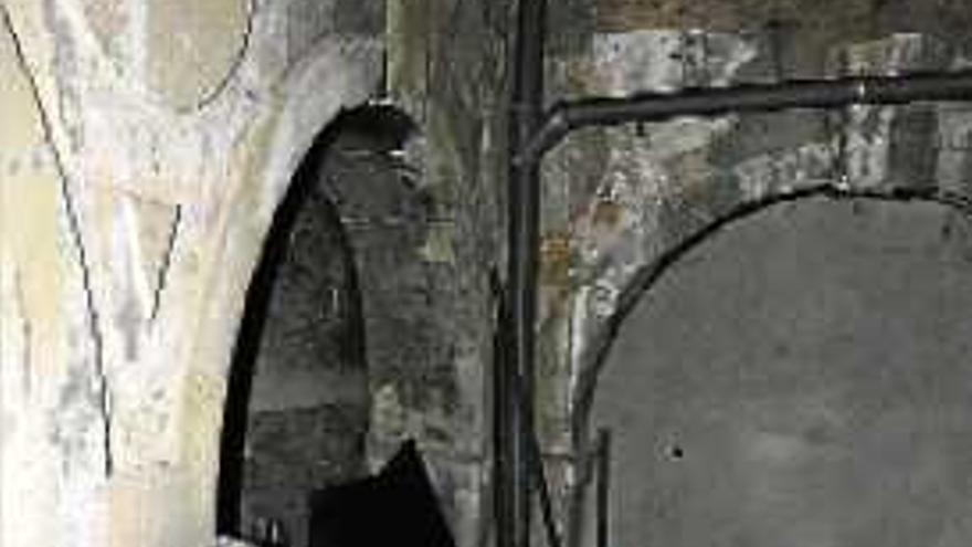 Restes del claustre de l&#039;antic convent que guarda el teatre