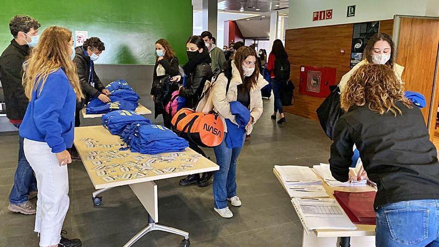 Llegada de los participantes en el concurso de talento de la Universidad de Oviedo, ayer, en el campus de Mieres.