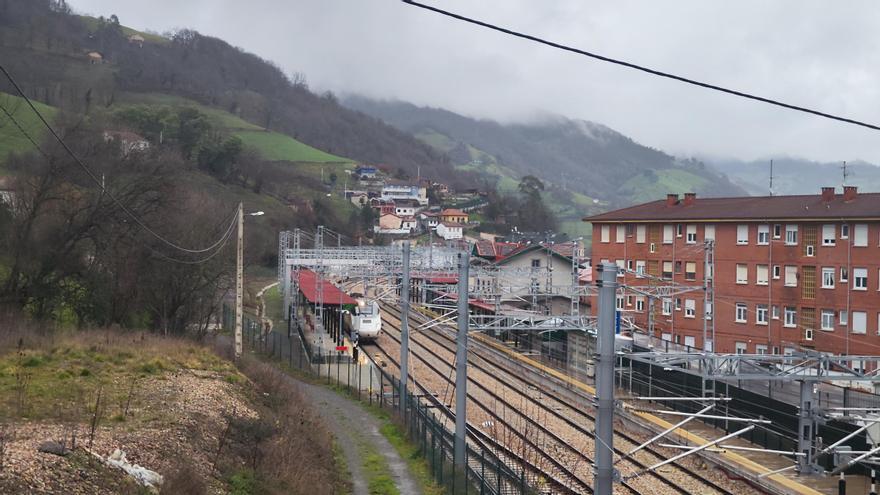 Mieres y Lena denuncian un &quot;cordón sanitario&quot; al Caudal al quedar la comarca sin buses lanzadera para el AVE