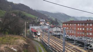 Mieres y Lena denuncian un "cordón sanitario" al Caudal al quedar la comarca sin buses lanzadera para el AVE