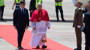 El papa León XIV, a su llegada al aeropuerto de Barcelona. A su lado, el presidente de la Generalitat, Salvador Illa.