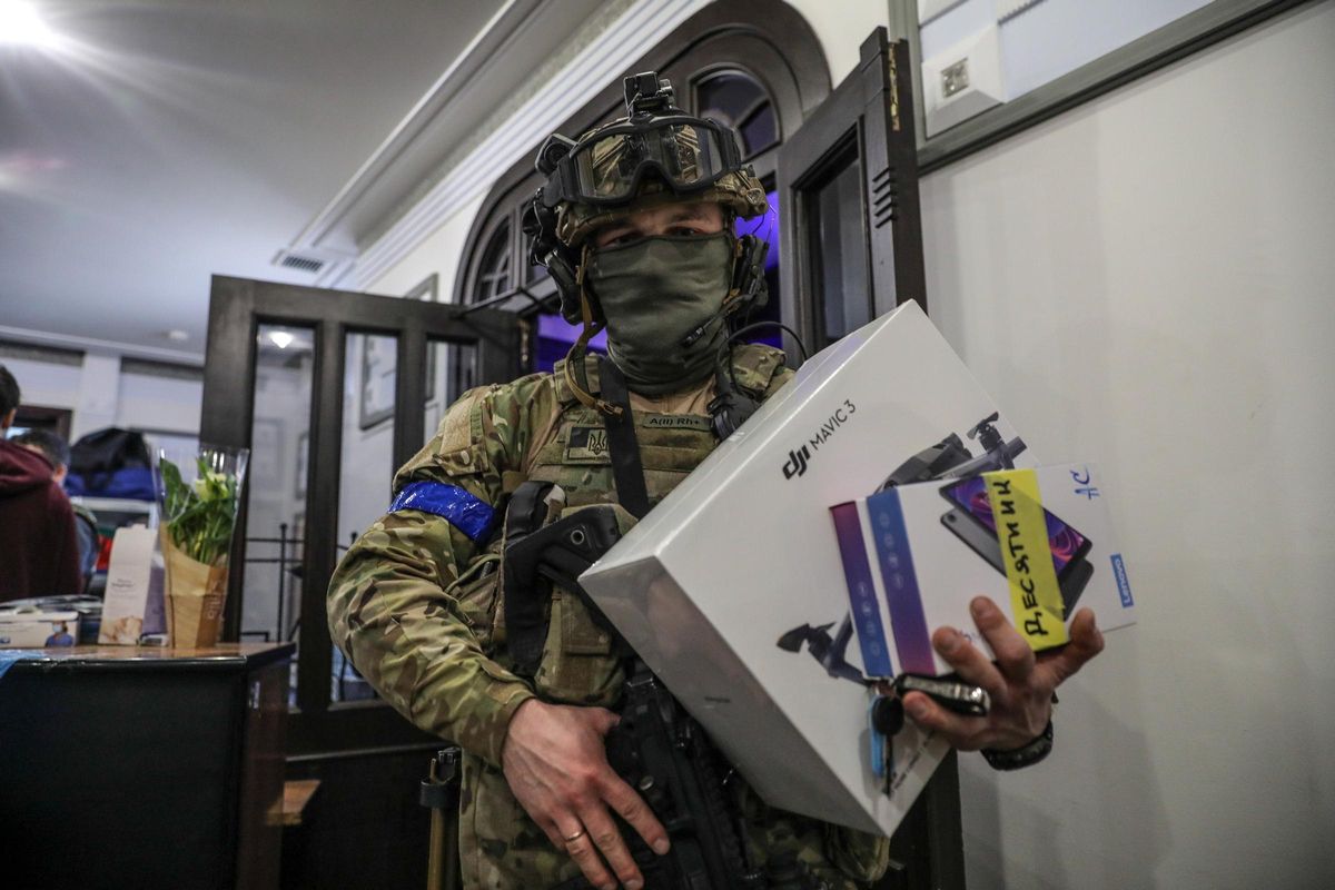 Un soldado ucraniano con un dron para hacer frente a las tropas rusas.
