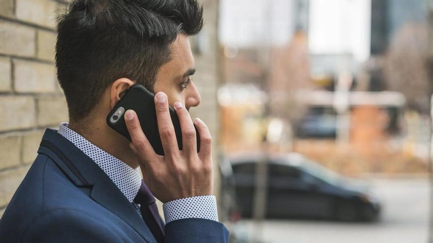 La alerta de la Policía Nacional sobre los peligros de responder &quot;¿sí?&quot; cuando coges el teléfono: así funciona esta estafa