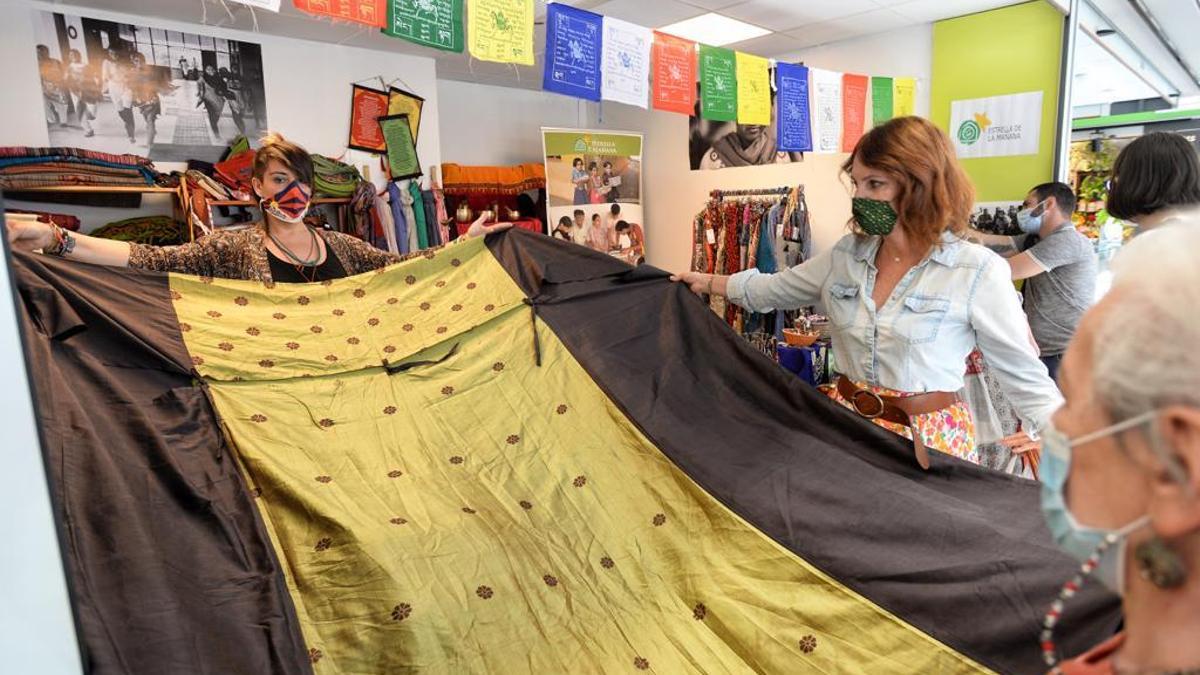 La concejala de Innovación y Empleo del Ayuntamiento de Zaragoza, Carmen Herrarte, en su visita al Mercado Central