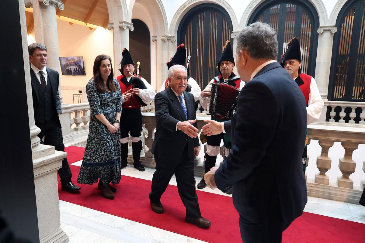 El alcalde de Pontevedra recibe a los galardonados.