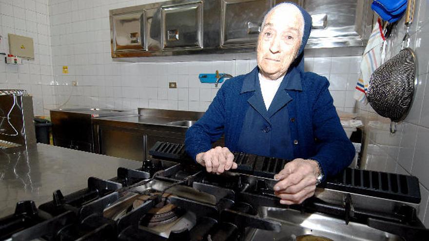 Petra Rodríguez, en la cocina del Colegio del Carmen, en 2014.