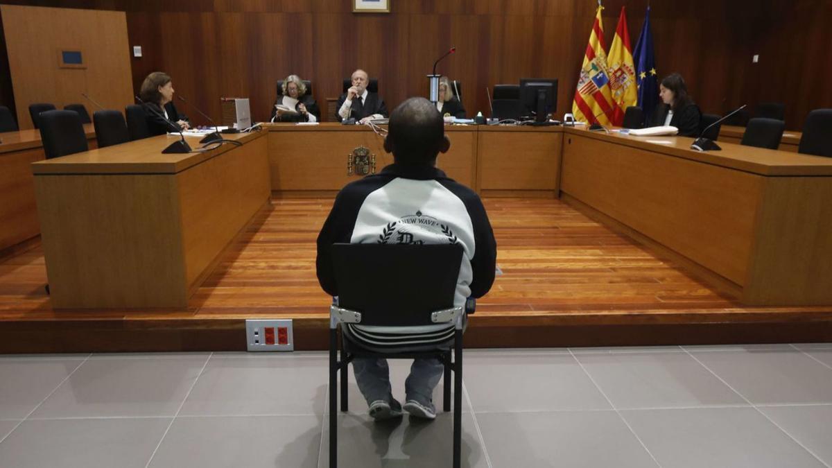El procesado, Aníbal Q. G, en el banquillo de los acusados de la Audiencia Provincial de Zaragoza, ayer. | EL PERIÓDICO
