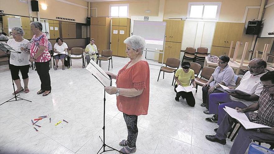 Once mayores de Castellón suben al escenario con Blanca Marsillach