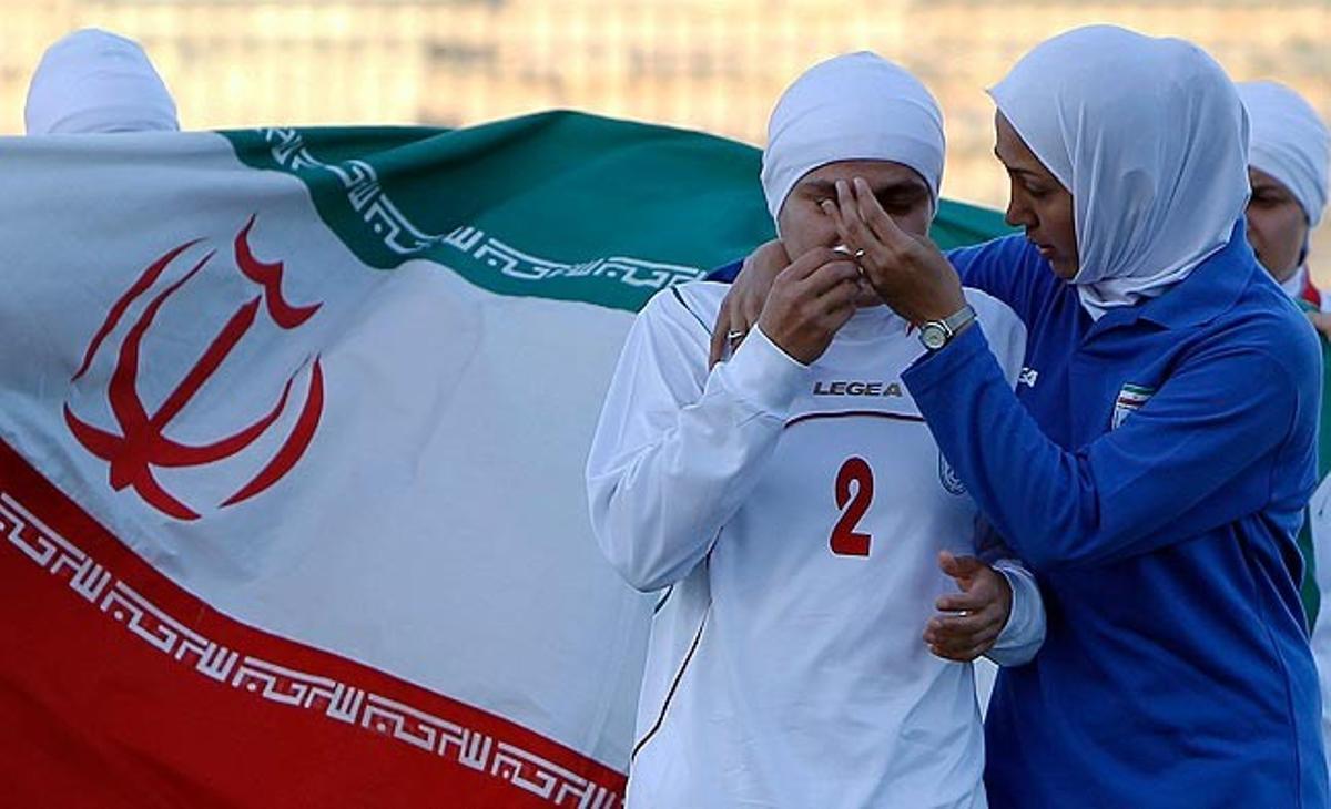 Una jugadora de l’equip femení nacional de futbol de l’Iran plora aquest divendres després d’un partit a Amman contra la selecció femenina de Jordània. Després del partit, l’equip iranià ha hagut d’abandonar les rondes de classificació per als Jocs Olímpics de Londres 2012 després que la FIFA prohibís l’ús del vel al camp.