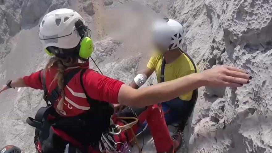 Montan un &#039;hospital colgante&#039; a 120 metros de altura para salvar a un escalador canario en Asturias