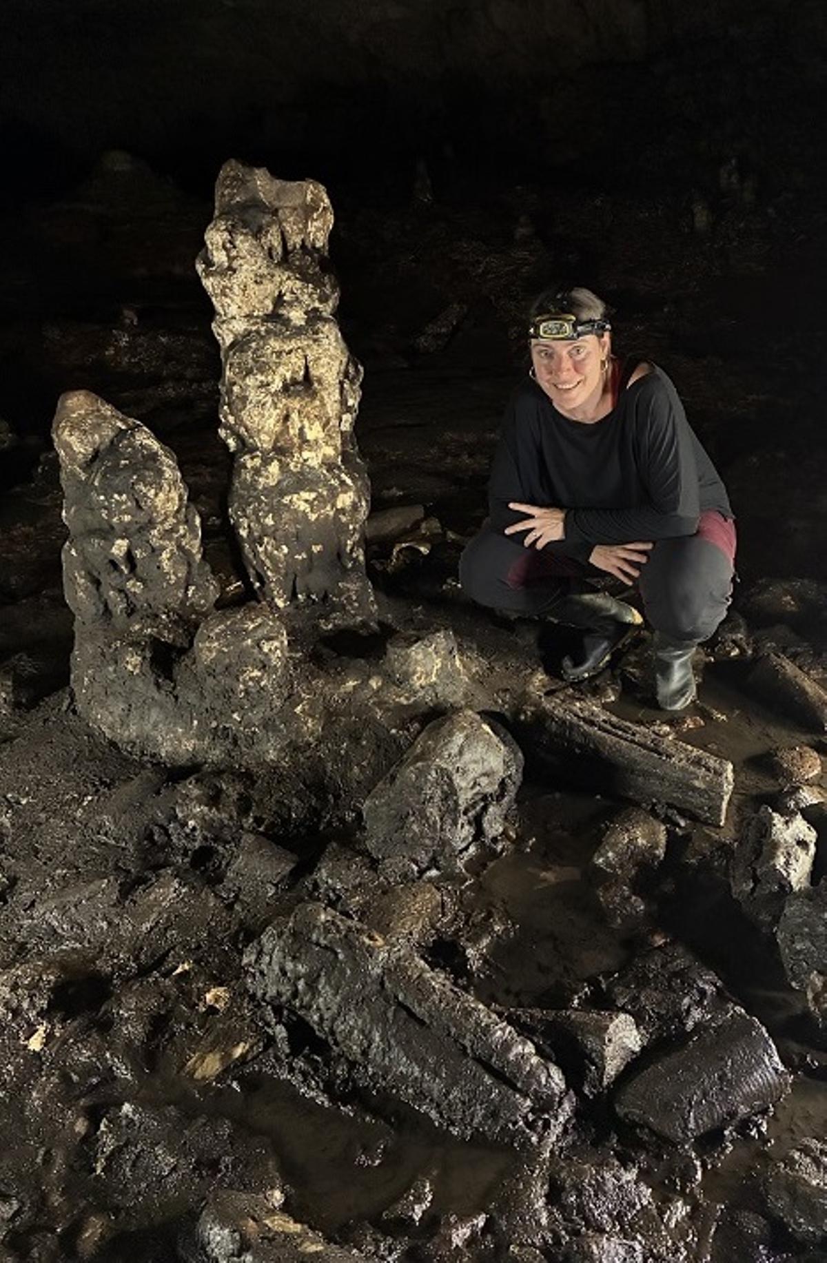 Birginia Barciela, junto a una estructura prehistórica hallada en la Cova de les Dones.