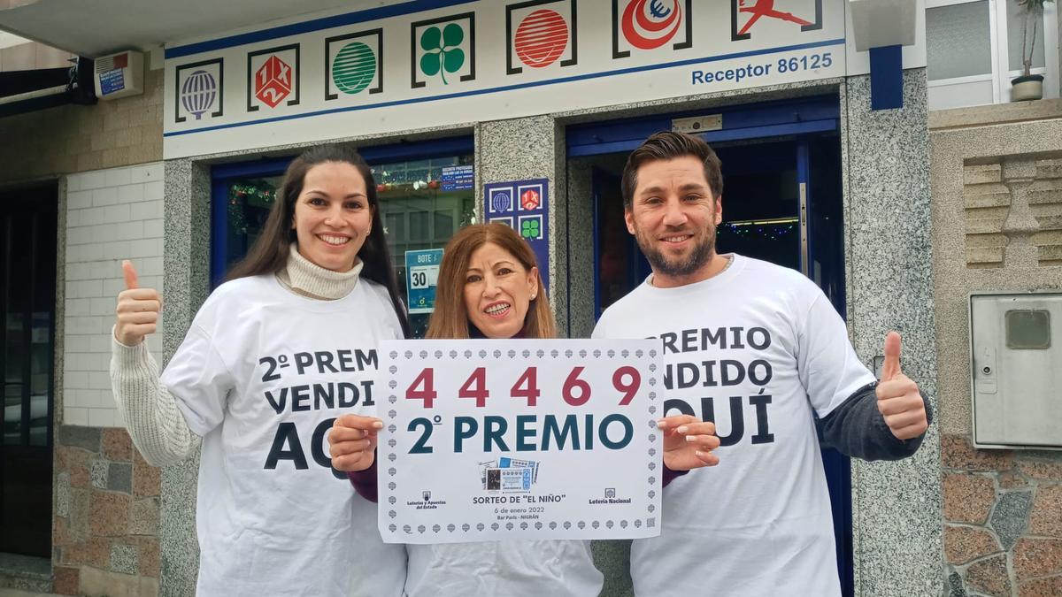 Ángeles Vázquez con sus hijos Iago y Ariadna, tras repartir el segundo premio.