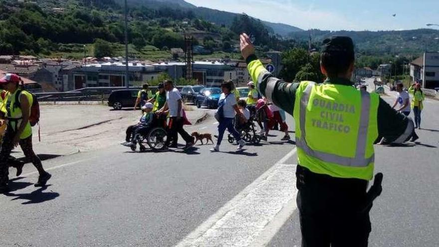 Agentes regulando el tráfico en la N-552. // FdV