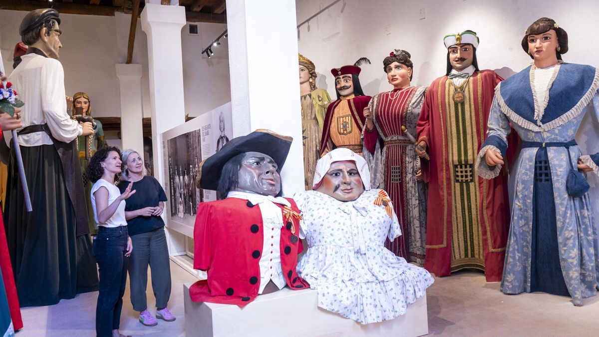L’alcaldessa de Cardona, Lluïsa Aliste, i la regidora Helena Arnaste, ahir a la Casa del Gegants