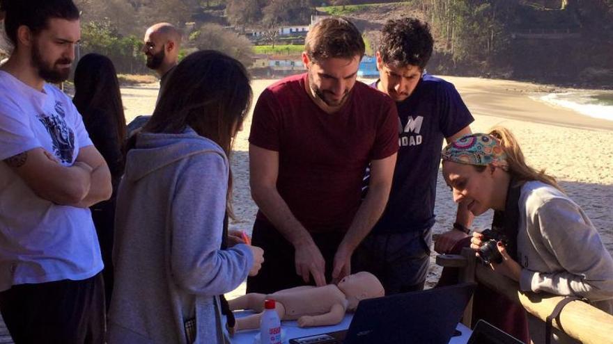 Prácticas de reanimación a niños en las playas de Marín