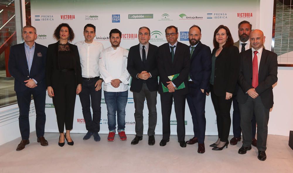 Empresarios, chefs, agentes del sector y de la industria agroalimentaria y representantes políticos acuden a la sede de Cerveza Victoria para la presentación de la nueva publicación gastronómica