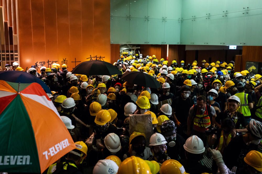 Los hongkoneses entran en el Parlamento.