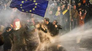 Manifestantes con una bandera de la Unión Europea en las protestas contra la ley de agentes extranjeros de Georgia, esta madrugada en Tbilisi.