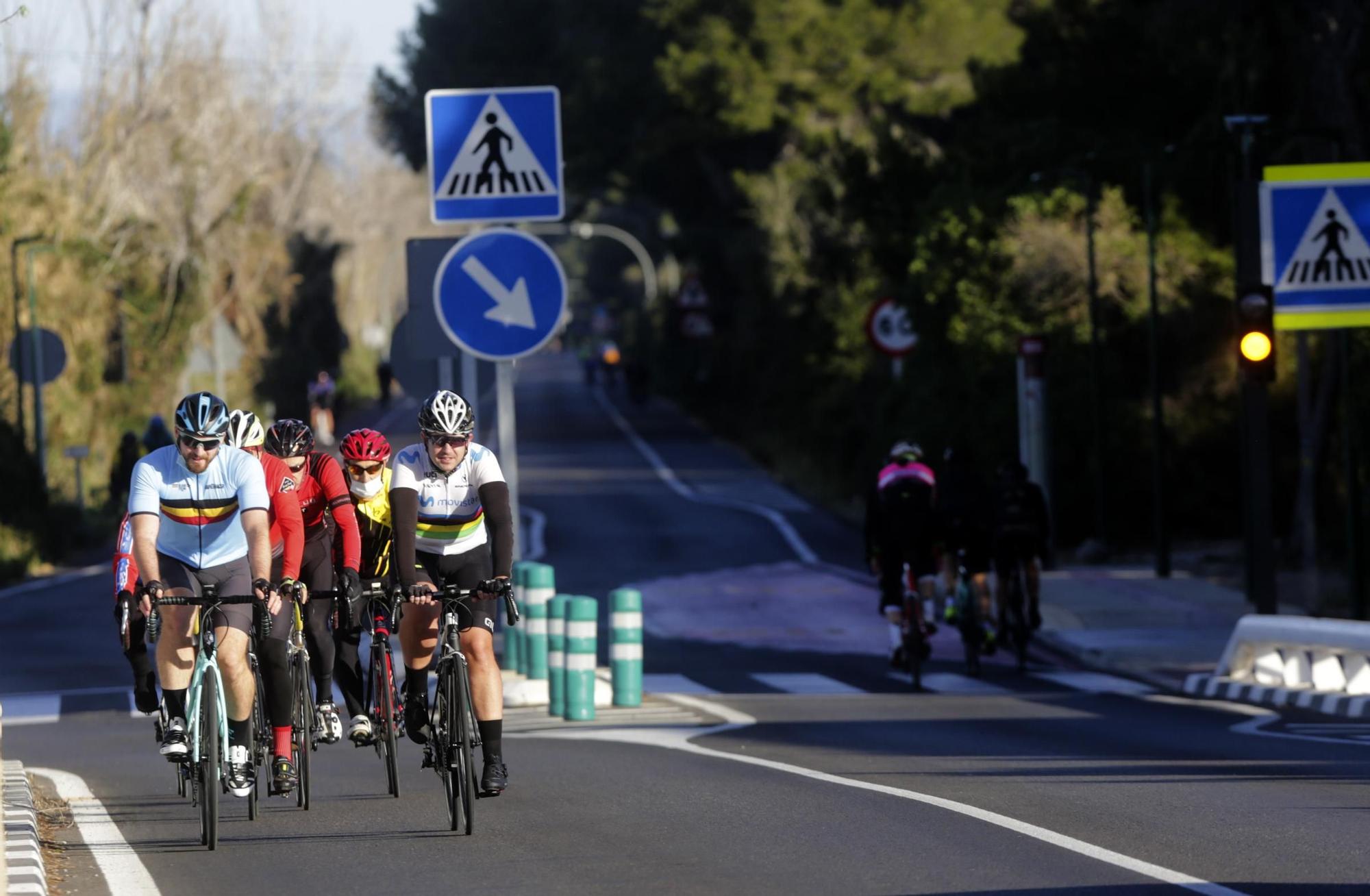 Los ciclistan abarrotan la carretera del Saler