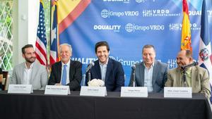 Carlos Fontán Director Dep Creativo , Josep María Bosch, Cónsul de España en Puerto Rico , Julio Cabral , Ceo Grupo VRDG , Jorge Pérez , gerente General ASM Global y César Cedeño, Cónsul de República Dominicana en Puerto Rico