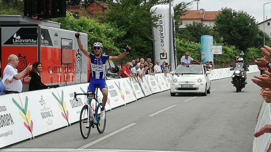 Raúl Alarcón llega en solitario a la meta y levanta los brazos