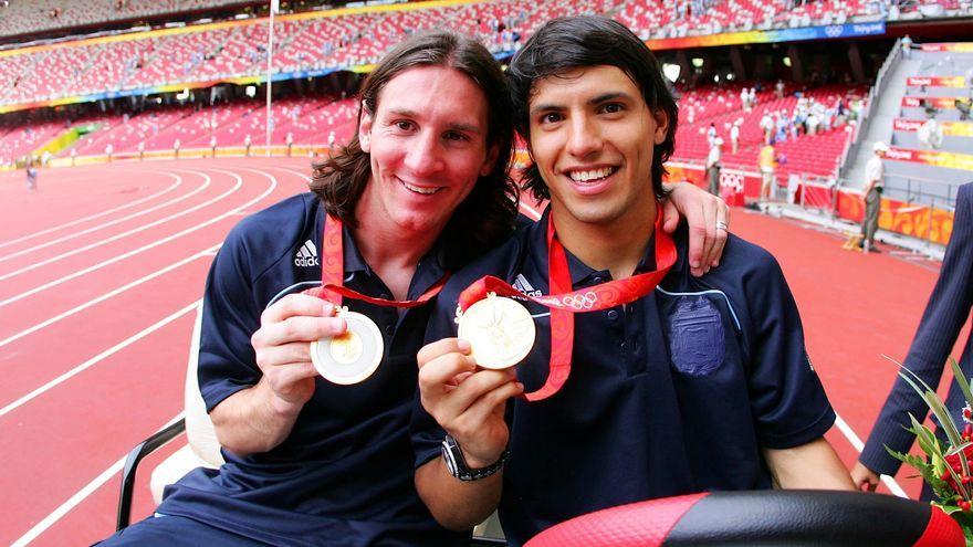 Messi y Agüero lucen la medalla de oro lograda en los Juegos de 2008.