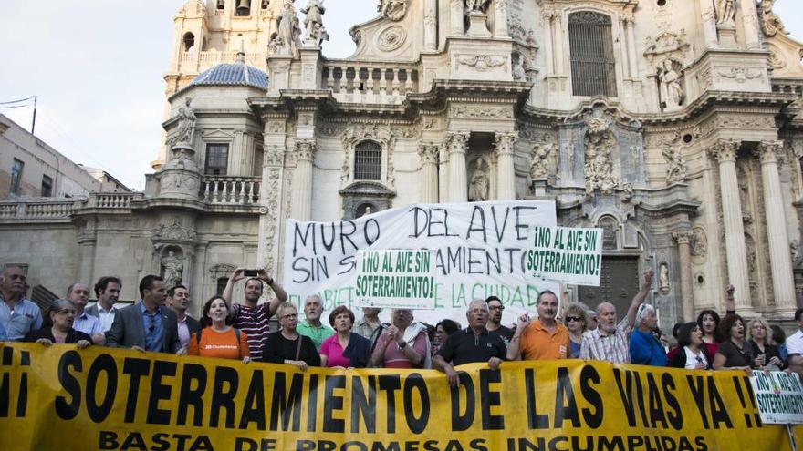 Manifestación a favor del soterramiento en mayo ante la Catedral de Murcia, donde el Pleno ya pidió la paralización de las obras