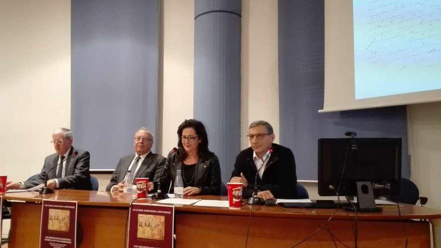 José Carlos Lera (derecha) junto al resto de ponentes y organizadores en la mesa presidencial.