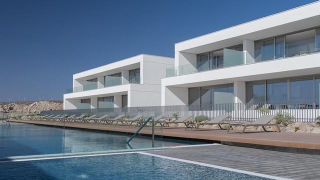 El residencial Kora Nivaria Beach en la costa de Abades, en el sur de Tenerife, incorpora piedra local y especies endémicas. |  | ED