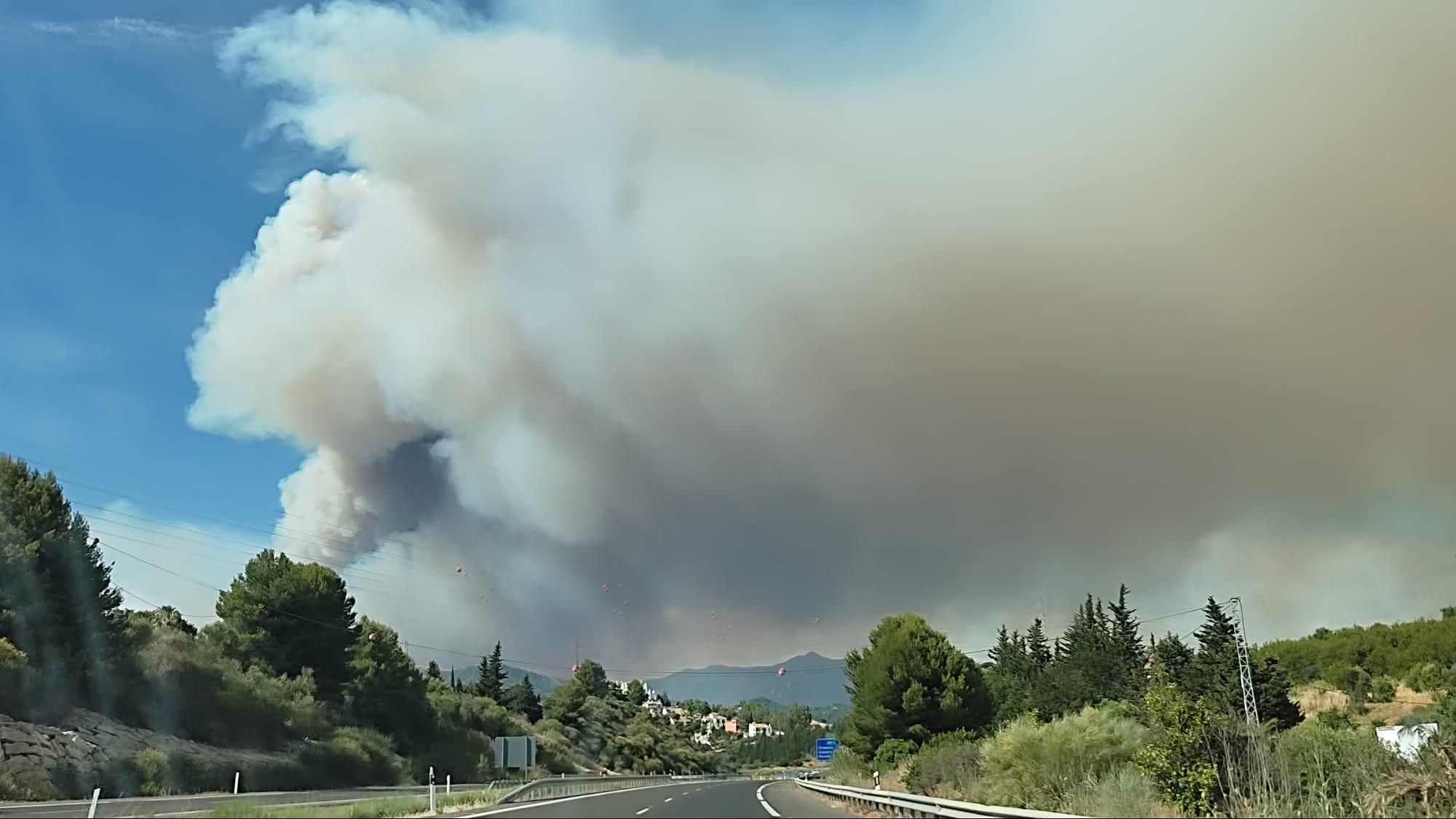 El incendio de Pujerra desde la autopista AP-7