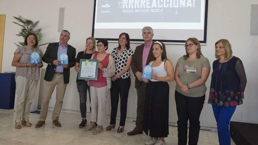 Por la izquierda, Pilar Blanco, del colegio José Luis G. Rodríguez; Roberto Fernández, del colegio San Miguel de Gijón; Arancha Cuervo y María José Fernández, del C. P. de Moreda; Paula García Martínez, directora general de Ordenación; Santiago Fernández, gerente de Cogersa, y Jurema Antonia Rivera, Sabela Lameiro y Yolanda Camello, del colegio Gloria Fuertes de Gijón, ayer, tras recoger sus galardones en Oviedo.