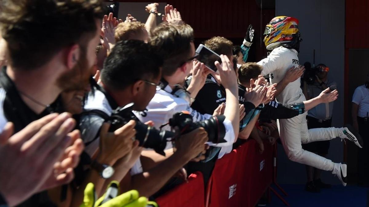 Lewis Hamilton celebra con sus mecánicos la victoria de hoy en Barcelona.