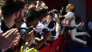 Lewis Hamilton celebra con sus mecánicos la victoria de hoy en Barcelona.