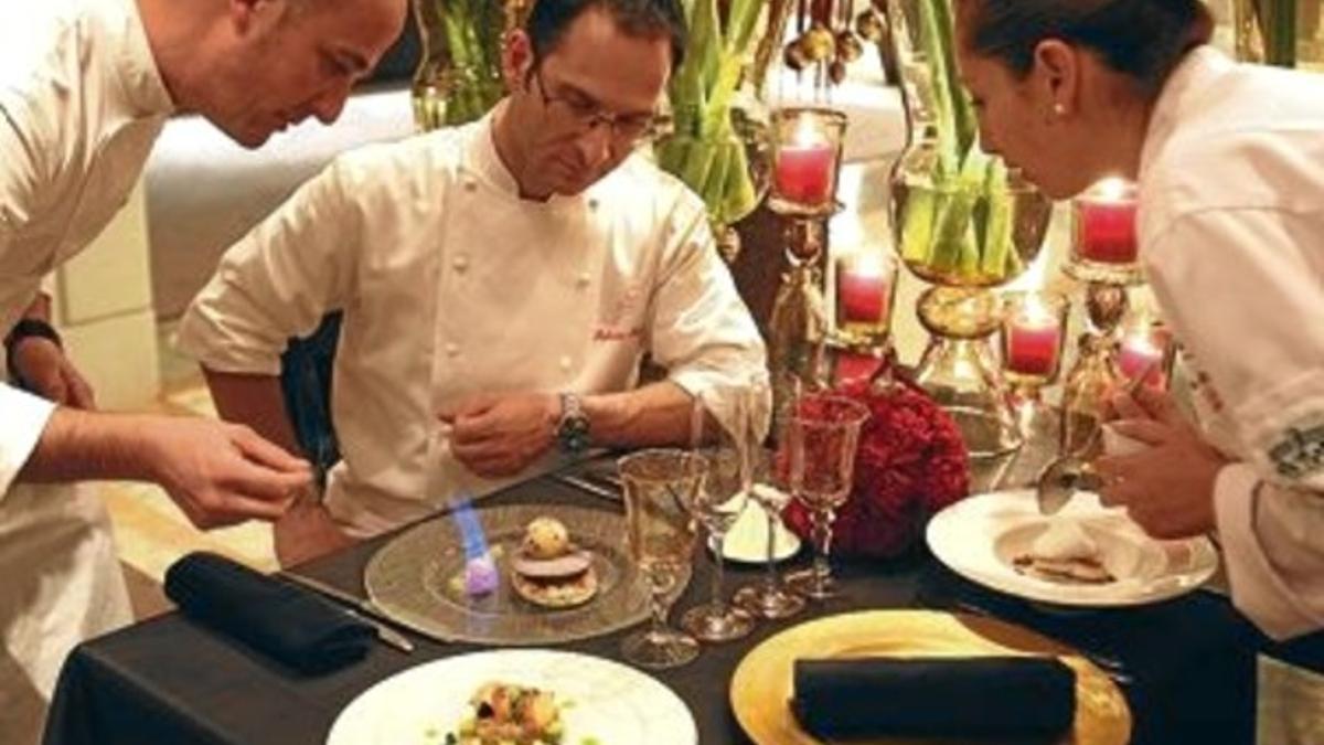 El chef del Hotel Arts, Roberto Holz, ensaya los platos estrella de Nochevieja con su equipo, hace unos días.