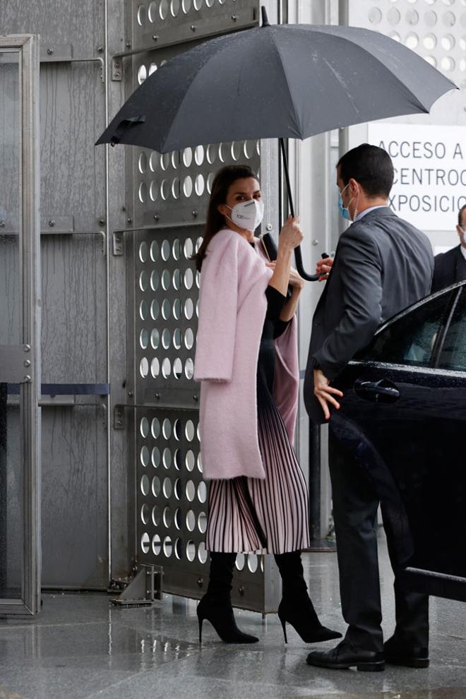 La reina Letizia con abrigo de pelo rosa y botas altas de tacón, en la entrega de los premios APM de Periodismo en Madrid