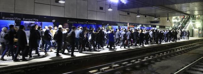 Un río de congresistas abandona la estación Europa Fira de la L-8 de los Ferrocarrils de la Generalitat en dirección al certamen, ayer a primera hora de la mañana.