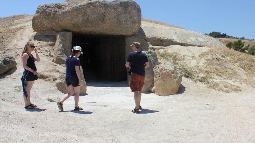 Visitantes acceden al dolmen de Menga.