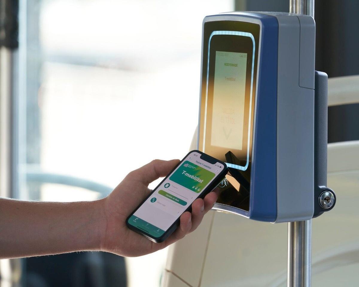 25/07/2024 Un usuario usa la T-mobilitat en un teléfono móvil. ECONOMIA ATM